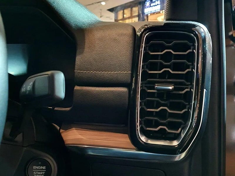 cua gio xe ford everest 2022 2023 muaxegiatot vn 16 - Ford Everest 2023 giá lăn bánh khuyến mãi, thông số kỹ thuật, hình ảnh
