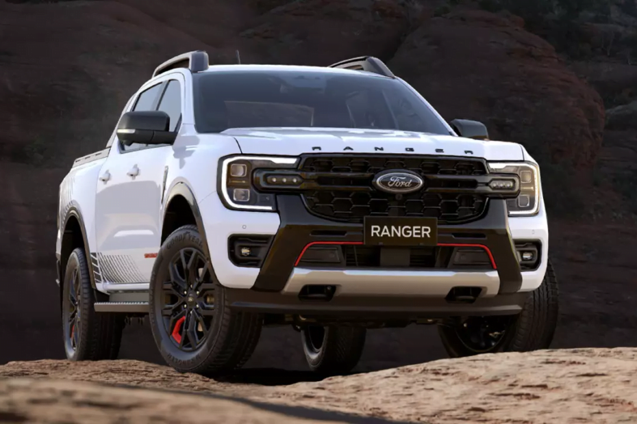 So sánh Ford Ranger Stormtrak và Toyota Hilux Adventure: Cuộc chiến bán tải bắt đầu!